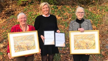 Plantearvenprisen tildeles
hagegruppa i Ringebu
prestegård i 2019: Halldis
Myhre Tvete (t.v.) og Kari
Bentzen (t.h.) sammen med
prisutdeler Hildegunn
Norheim, Divisjonsleder for
Kart og Statistikk, NIBIO