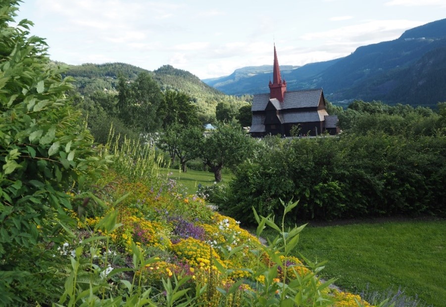 Ringebu prestegård med stavkirken i bakgrunnen